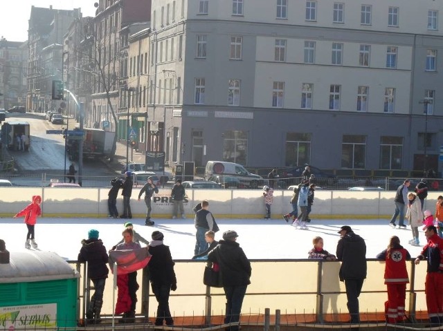 Plenerowe lodowisko w Bytomiu każdego roku cieszy się ogromną popularnością.