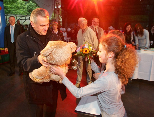 Dyrektor Pleciugi odbiera nagrodę.