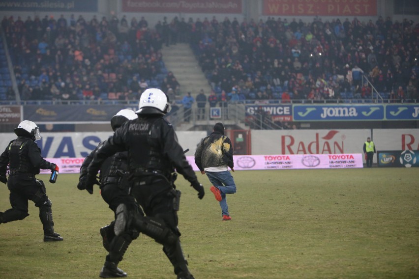 Derby Śląska przerwane, potem zakończone. Kibice Górnika...