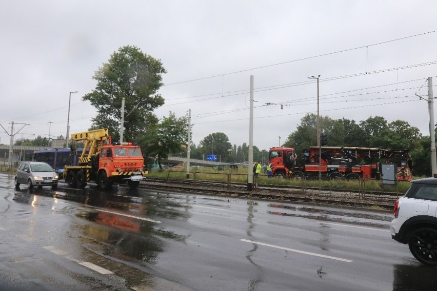 Wykolejenie tramwaju na placu Społecznym (ZDJĘCIA)