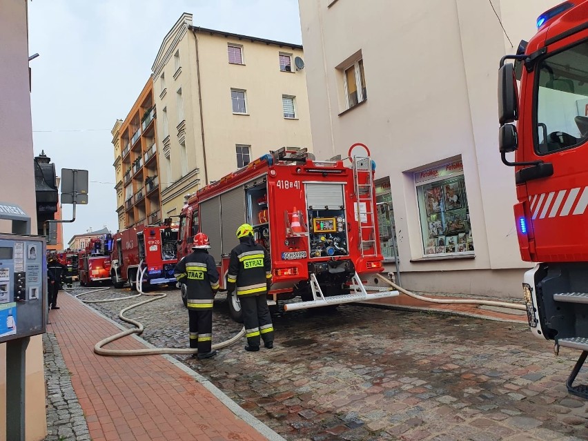 Pożar w Chojnicach 20.10.2020. Pali się mieszkanie w kamienicy na ul. Cechowej 4. Ewakuowano pięć osób, w tym dwoje małych dzieci