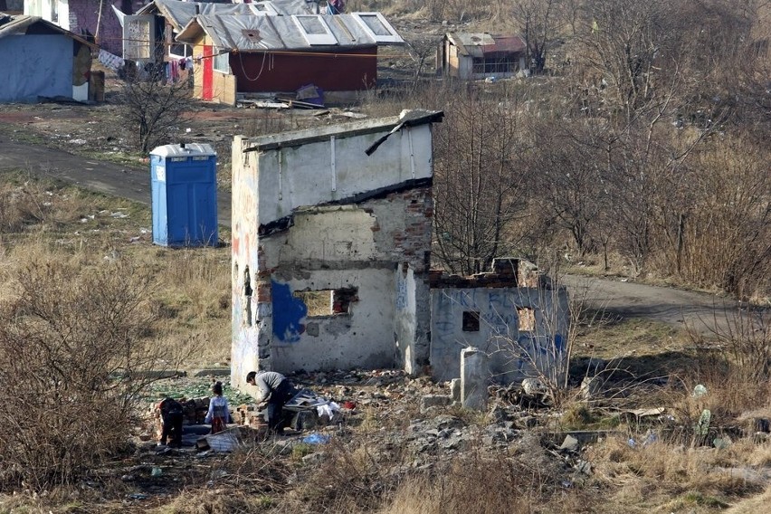 Mieszkańcy: Romskie koczowisko się rozbudowuje. Jest też coraz więcej samochodów... (ZDJĘCIA)