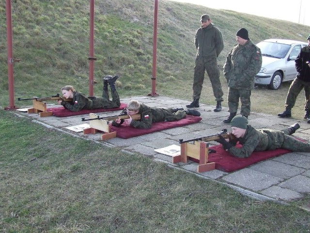 Młodzież ćwiczyła między innymi strzelanie na strzelnicy sportowej i pneumatycznej.