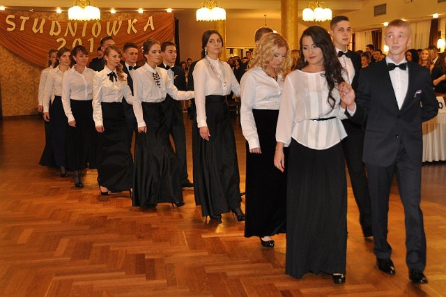 Szesnaście par zatańczyło poloneza reprezentacyjnego. W pierwszej parze Kamila Musiał i Paweł Gierczyński.