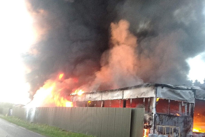 Potężny pożar magazynu w Rudniku nad Sanem. Strażacy z trzech powiatów walczyli z ogniem [ZDJĘCIA]