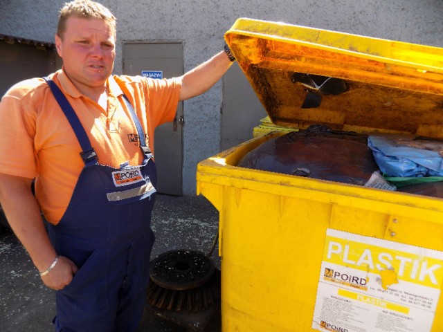Krzysztof Mularczyk z MPOiRD pokazuje zawartość pojemnika, w którym powinny znaleźć się jedynie czyste  plastikowe odpady. A jest na przykład brudna butla po oleju silnikowym.