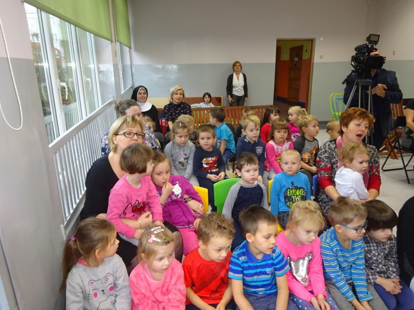 Jasełka dla przyszłych przedszkolaków w ostrowieckim przedszkolu numer 12