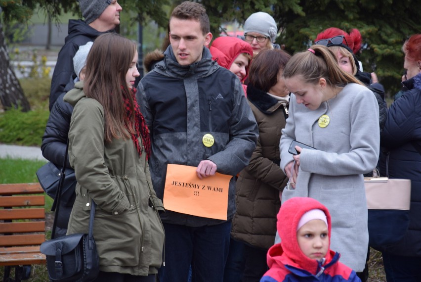 300 osób przyszło okazać wsparcie dla nauczycieli. Spontaniczna manifestacja w Kędzierzynie-Koźlu (zdjęcia)