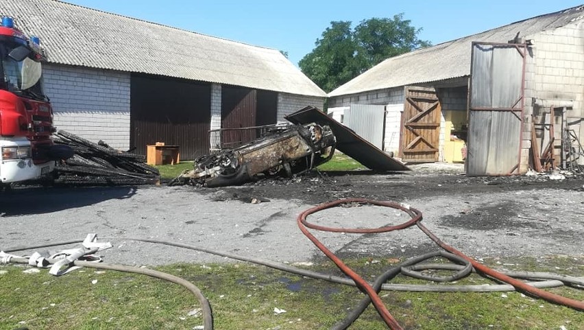 Pożar domu jednorodzinnego i zabudowań w Nieznamierowicach, w gminie Rusinów, ogromne straty