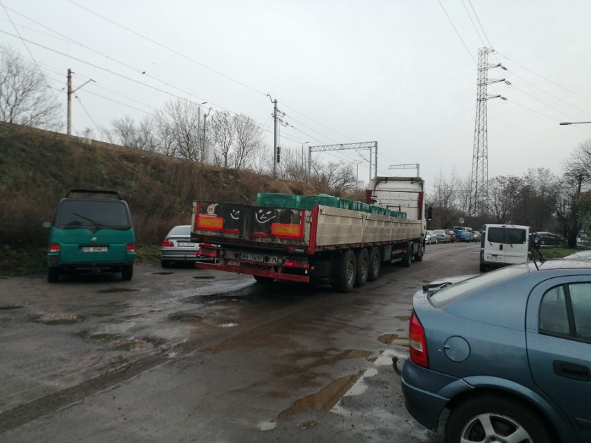 Obecnie przy ul. św. Wawrzyńca samochody parkują po obu...