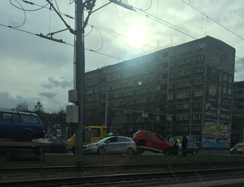 Wypadek na Legnickiej. Korki i utrudnienia, dziecko w szpitalu [FOTO]