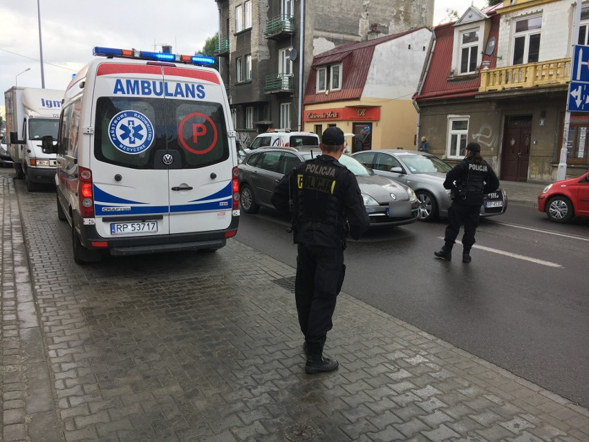 Policjanci pracują na miejscu wypadku na ul. Grunwaldzkiej w...