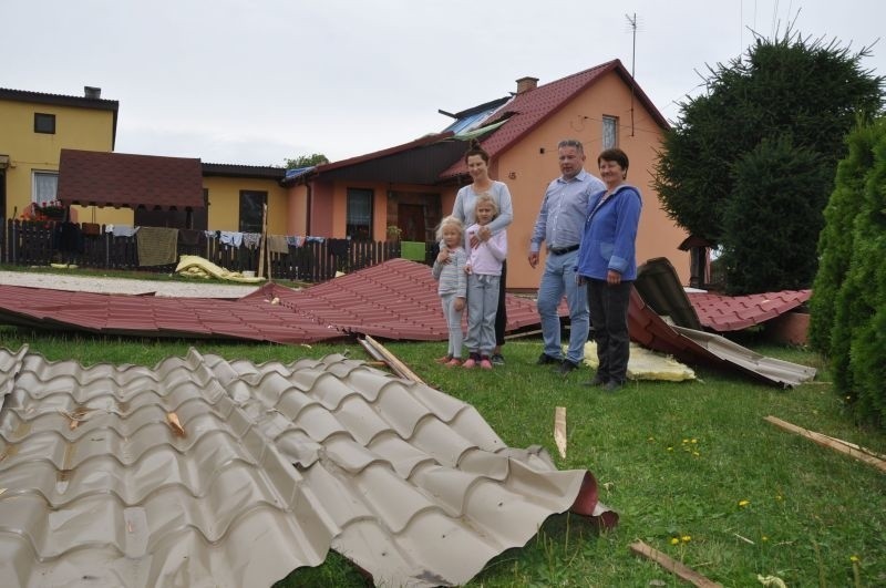 Krystyna Pawłowska z córka i wnuczkami pokazuje wójtowi...