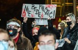 Idziesz na pokojową demonstrację lub strajk? Co musisz zabrać, a czego nie wolno przy sobie mieć? [galeria, informacje]