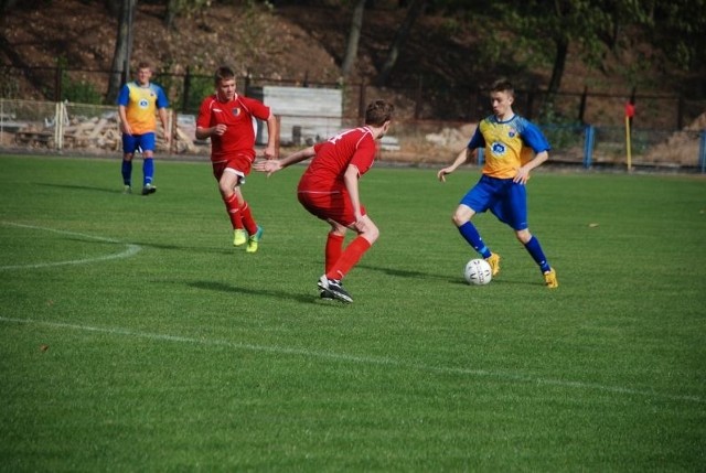 W Radziejowie rozegrano mecz piłki nożnej juniorów starszych. Gospodarze - Strat Radziejów - prowadzili do przerwy 3:0, ale po przerwie Tłuchowia wyrównała na 3:3.