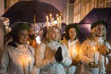 Orszak Świętej Łucji po raz 27. odwiedzi Gdańsk. Parada dziewcząt w białych sukniach na Długim Targu 