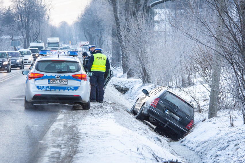 Zakopane. Auto wypadło z drogi na Ustupie. Kierowca zabrany na komendę [ZDJĘCIA]