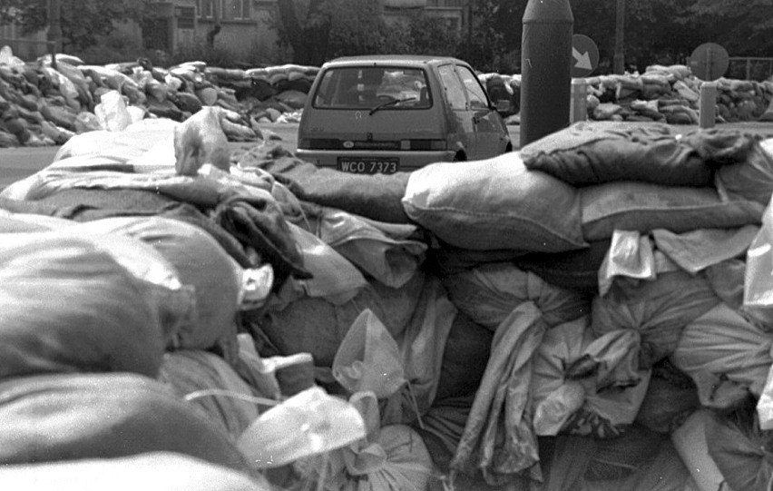 Wrocław 22-07-1997. Zalana ulica Popowicka. Wał z worków z...