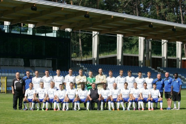 Górny rząd od lewej: Leszek Zakrzewski (kierownik), Krzysztof Wytwicki (masażysta), Ensar Arifović, Michał Stasiak, Maciej Mysiak, Sebastian Zalepa, Łukasz Kupczanko, Cezary Świątek, Szymon Gąsiński, Piotr Kieruzel, Ivan Udarević, Radosław Jasiński, Bartosz Śpiączka, Marek Opałacz, Jerzy Rot (II trener), Sergiej Szypowski (trener bramkarzy), Ferdinand Chifon (członek sztabu trenerskiego). W dolnym rzędzie od lewej: Damian Siwiec, Rafał Górski, Andrzej Fica, Sebastian Kwiatkowski, Krzysztof Bodziony, Christian Nnamani, Bogusław Baniak (trener), Charles Nwaogu, Rafał Grzelak, Mateusz Szałek, Patryk Fryc, Mateusz Wrzesień, Konrad Gilewicz.