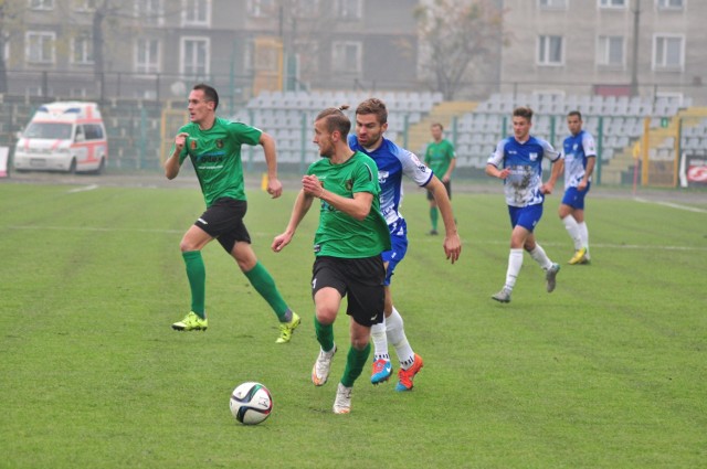 Piłkarze Stali Stalowa Wola (z piłką Mateusz Kantor, z lewej Tomasz Płonka) przegrali sparingowy mecz z Motorem Lublin.
