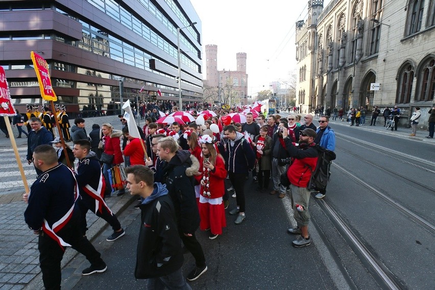 Radosna Parada Niepodległości przeszła przez Wrocław [ZDJĘCIA]