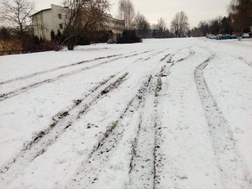 Teren przy ul. Sowińskiego w Lublinie wyrównano. Teraz ktoś „zmasakrował go terenowym autem" (SYGNAŁ OD CZYTELNIKA) 