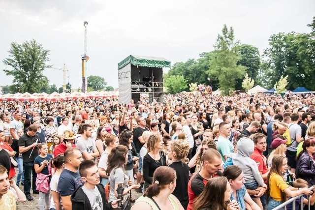 Święto Solan 2019 tradycyjnie odbędzie się w czerwcu. Bawić będziemy się, podobnie jak w poprzednich latach na placu plenerowym pomiędzy al. Wolności, Stocznią i rzeką Odra oraz terenach przyległych do Harcerskiej Górki. Zobacz, jak było na Święcie Solan 2018 [ZDJĘCIA]Święto Solan 2019 rozpocznie się 14 czerwca i potrwa do 16 czerwca. O tym, kogo zobaczymy i usłyszymy w tym roku, zdradził na swoim facebookowym profilu prezydent Wadim Tyszkiewicz. Poinformował też o kilku nowościach.   CZYTAJ DALEJ>>> WIDEO:  Święto Solan - Koncert Sławomira