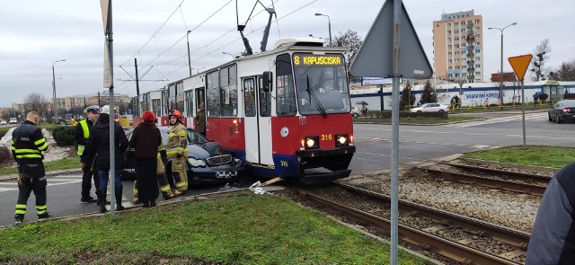 Do niebezpiecznego zdarzenia doszło dziś (8 stycznia) na bydgoskich Kapuściskach. Na wysokości Al. Prezydenta Kaczyńskiego tramwaj linii nr 8 zderzył się z samochodem osobowym. Na szczęście nikt nie został poszkodowany.- Zgłoszenie otrzymaliśmy o godz. 14.16 - mówi asp. sztabowy Krystian Pietrzak, dyżurny Komendy Miejskiej Państwowej Straży Pożarnej w Bydgoszczy. - Na miejsce udały się cztery zastępy strażaków. Na szczęście nikt z pasażerów tramwaju nie został poszkodowany. Dwie osoby podróżujące autem osobowym opuściły pojazd o własnych siłach.W miejscu zdarzenia są chwilowe utrudnienia w ruchu.Jak informuje podkom. Lidia Kowalska z Zespołu Prasowego KWP w Bydgoszczy, do zdarzenia doszło w skutek nieustąpienia pierwszeństwa przez kobietę kierująca mercedesem.