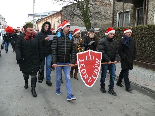 Uczniowie I Liceum Ogólnokształcącego imienia Mikołaja Reja podczas przemarszu ze szkoły do kościoła Świętej Trójcy.