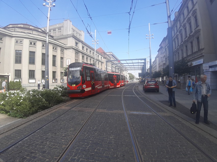 Katowice: na rynku wykoleił się tramwaj. Poważne utrudnienia...