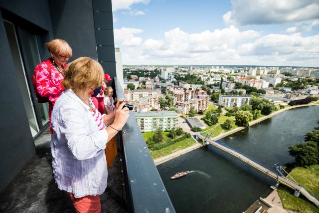 Baloniki w biało-czerwonych kolorach wypuszczone w niebo z najwyższego piętra wieżowców River Towers, podziwianie panoramy Bydgoszczy z wysokości 65 m i program artystyczny - seniorzy KUTW spotkali się na imprezie „22 lipca - święto naszej młodości”.