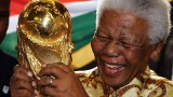 Nie żyje Nelson Mandela - wielki przyjaciel futbolu (GALERIA)