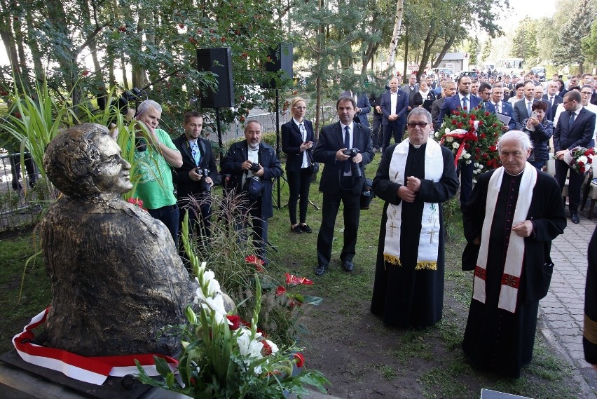 Mama śp. Przemysława Gosiewskiego czeka na poprawienie ławki z pomnikiem syna. Mówi się, że postać przypomina George'a Washingtona [zdjęcia]