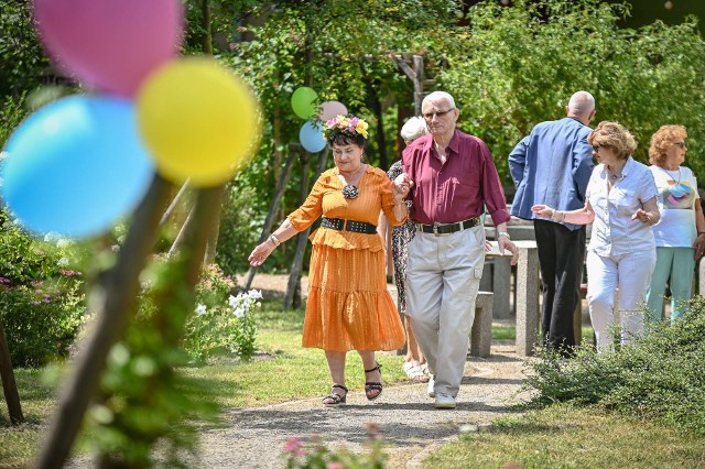 Częstochowscy seniorzy spotkali się na wspólnej imprezie. Były tańce, konkursy i poczęstunek