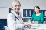Mammografia i cytologia dla większej liczby kobiet. Poradnik małopolskiego NFZ