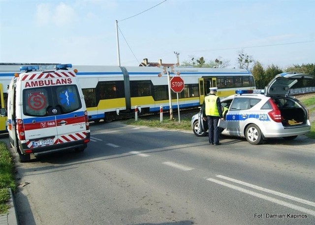 Renault wjechało pod szynobus.