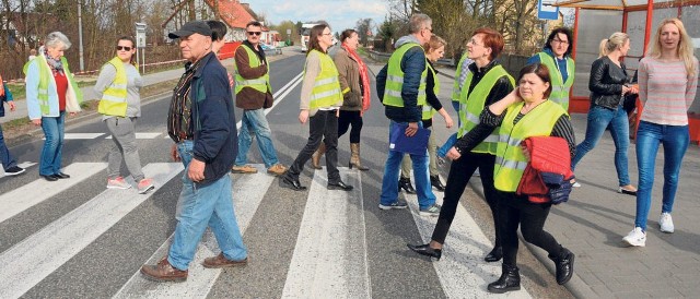 Blokada drogi krajowej nr 20 w Rzęśnicy (gmina Złocieniec). Protestowało 30 osób