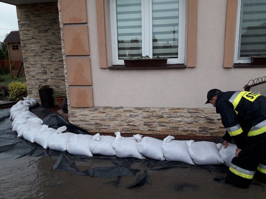 Rośnie poziom wody w Nidzie w powiecie pińczowskim. Strażacy wciąż walczą z żywiołem [RAPORT]