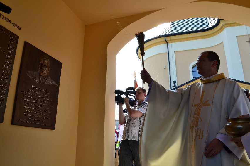 Tablica upamiętniająca Sławika zawisła tuż przy kościele