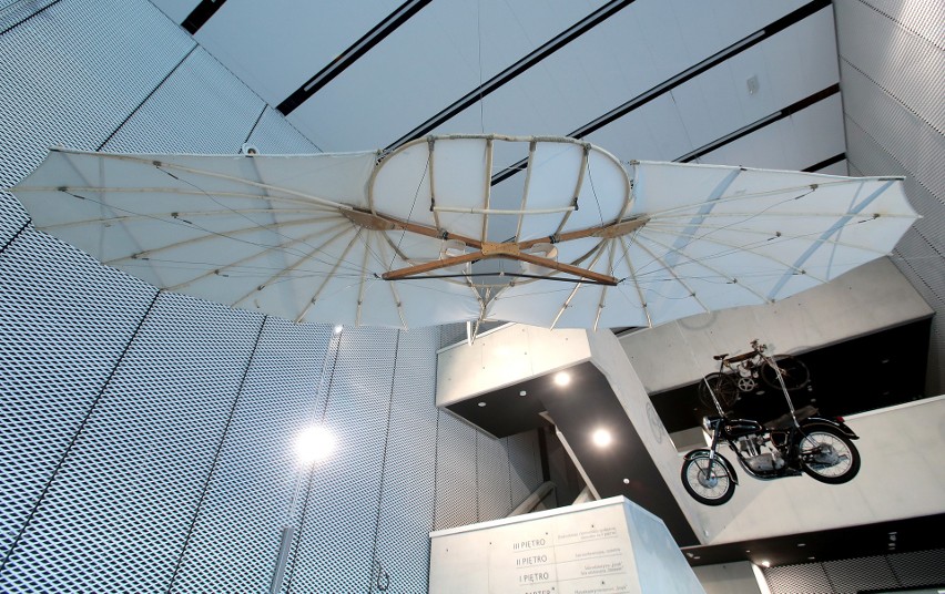 Dziwna maszyna latająca to model szybowca Otto Lilienthala...