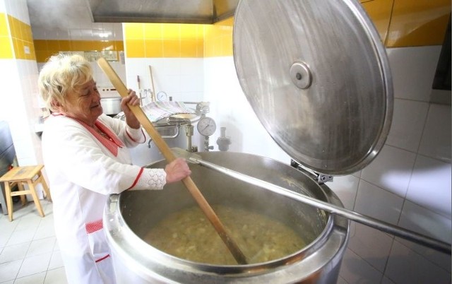 - Dla tych, którzy tu przychodzą gorąca zupa jest zwykle jedynym posiłkiem w ciągu dnia &#8211; mówi Stanisława Kołodziejska, pracownik jadłodajni Caritas przy ulicy Kościelnej.