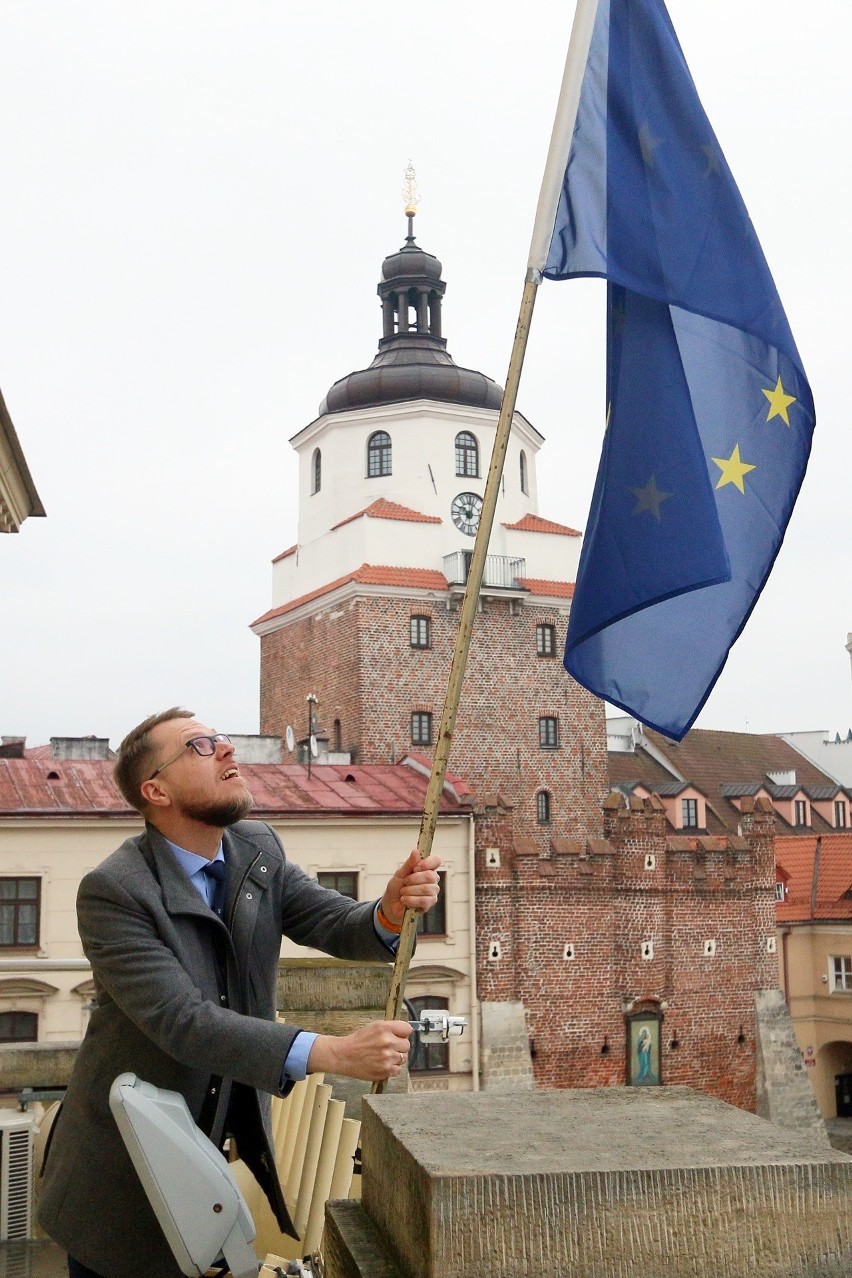 Flaga Unii Europejskiej zawisła na maszcie na balkonie lubelskiego ratusza (ZDJĘCIA)