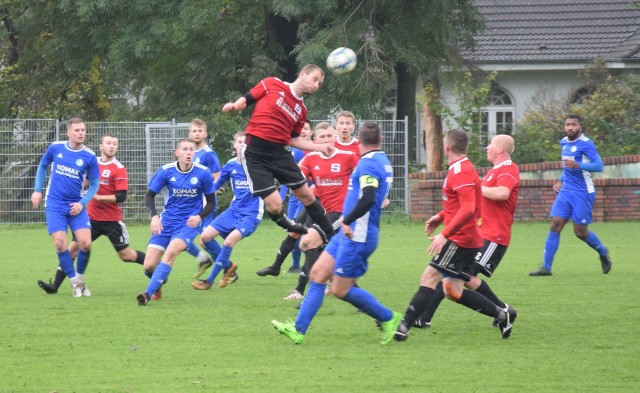 Mamy potwierdzone przez Wydział Gier OZPN dwa walkowery w BS Leśnica 4 liga opolska. Trochę utrudniło nam to prezentację poszczególnych rankingów, niemniej wczoraj nadrobiliśmy zaległości z serią numer 14, teraz czynimy to z 15. kolejką. W pierwszym przypadku chodzi o starcie Małapanew Ozimek - Polonia Głubczyce na korzyść gospodarzy. W tym drugim o pojedynek Po-Ra-Wie Większyce - Ruch Zdzieszowice na korzyść „gości”. O tym co zaszło, a raczej do czego nie doszło w Ozimku pisaliśmy wczoraj. Teraz czas na krótkie wyjaśnienie drugiego z wymienionych meczów.