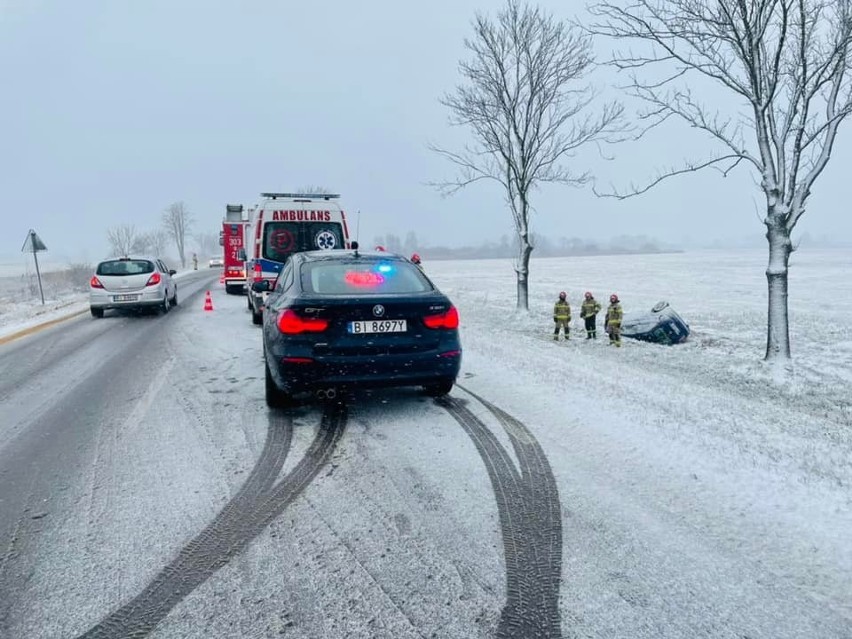 Śnieg w Białymstoku i województwie podlaskim. Zima dotarła do regionu i zaskoczyła kierowców. Dochodzi do groźnych wypadków [ZDJĘCIA]