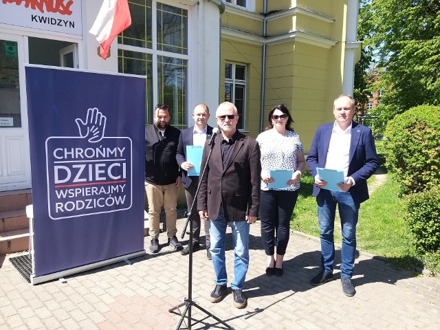 Po konferencji prasowej Arwida Żebrowskiego w Kwidzynie zbierano podpisy pod nowym projektem wspieranym przez Prawo i Sprawiedliwość „Chrońmy Dzieci, Wspierajmy Rodziców".