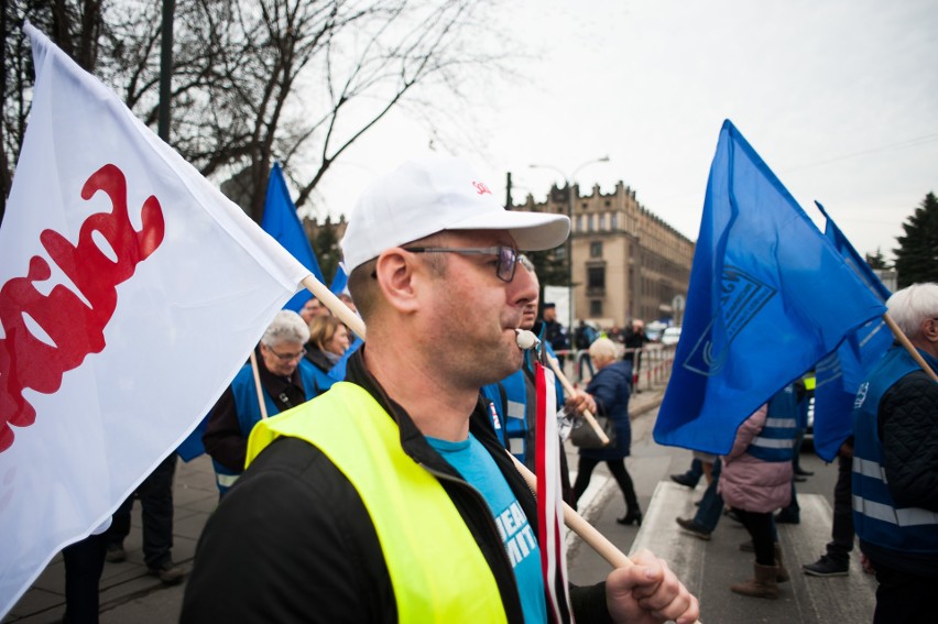 Kraków. Związkowcy z ArcelorMittal nie chcą wygaszenia wielkiego pieca, jest protest [ZDJĘCIA]