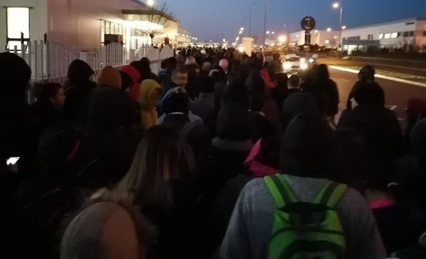 Wrocław: Tłok przed wejściem do fabryki. Ludzie boją się zarażenia koronawirusem