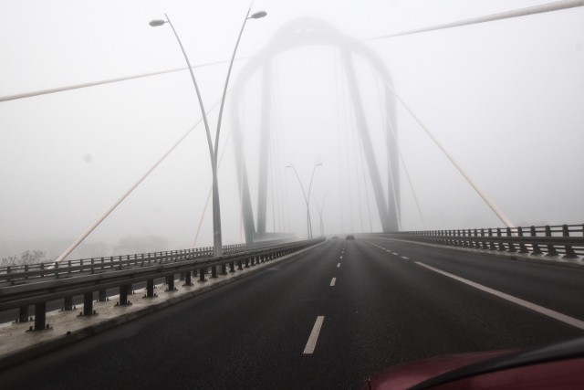 IMGW ostrzega przed gęstą mgłą w Kujawsko-Pomorskiem.