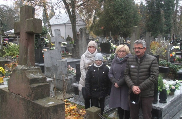 Kielczanie Roman i Anna na groby bliskich na Cmentarzu Starym wybrali się z córką Eweliną i wnuczką Emilią.