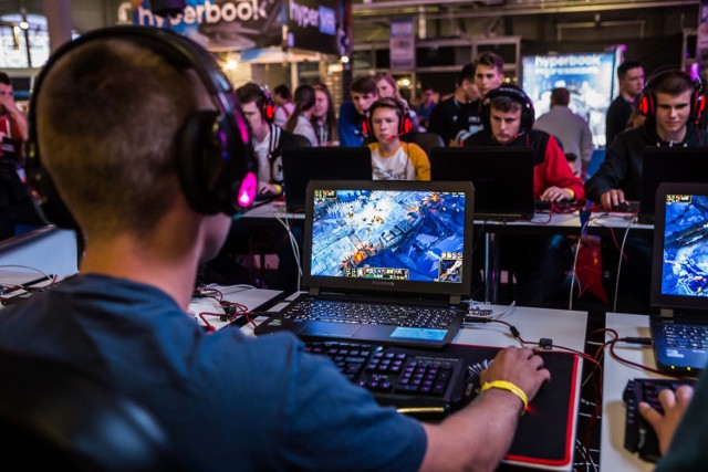 Produkcja gier komputerowych to przyszłość - twierdzi rząd. Na zdjęciu uczestnicy jednych z większych targów gier komputerowych w Nadarzynie (wrzesień 2016).